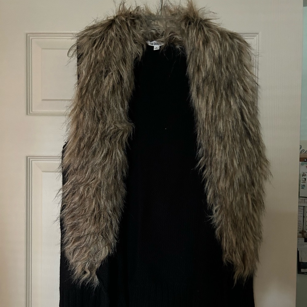 BB Dakota by Steve Madden Black knit vest with fur collar